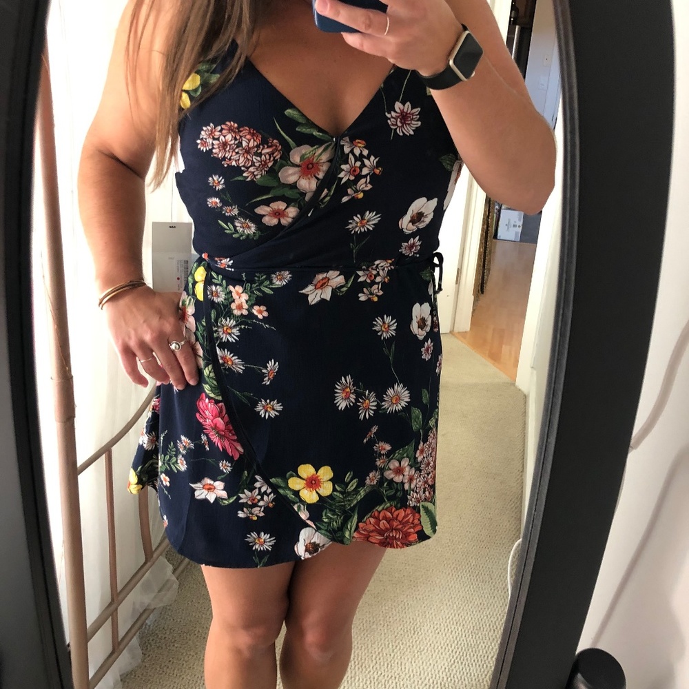 NWT  TRESICS Navy & Floral Strappy Wrap Dress L 🌺